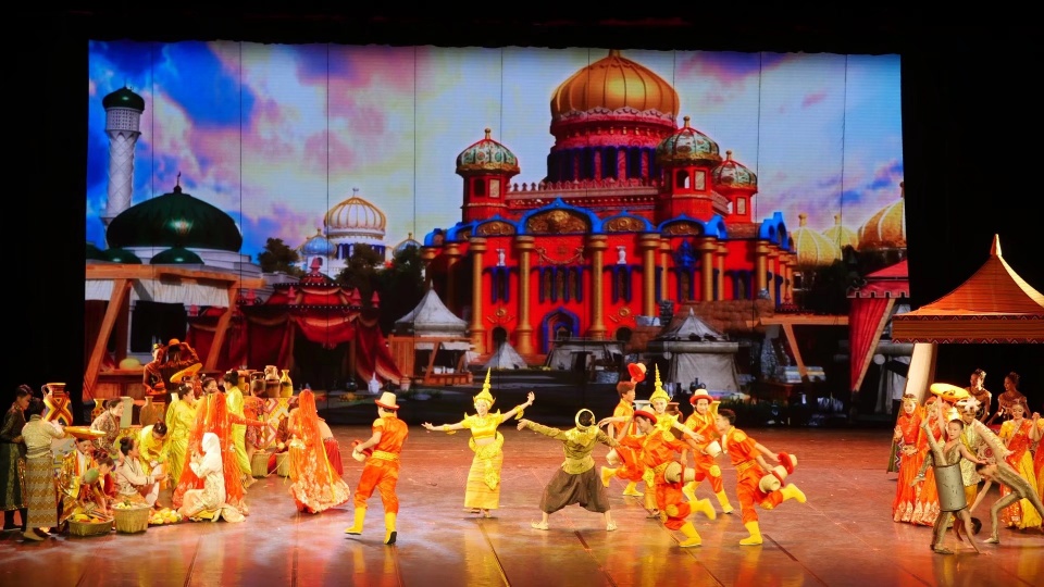 "郑和下西洋,中国由此走向了世界,世界由此认识了中国.