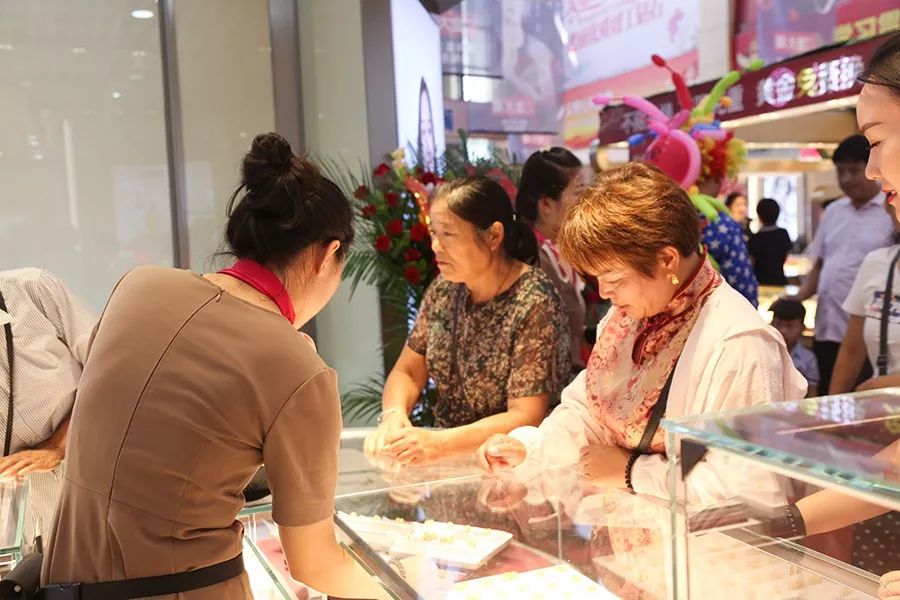 德银领导马德银女士亲至现场观看庆典,发表演讲,金大福作为知名珠宝