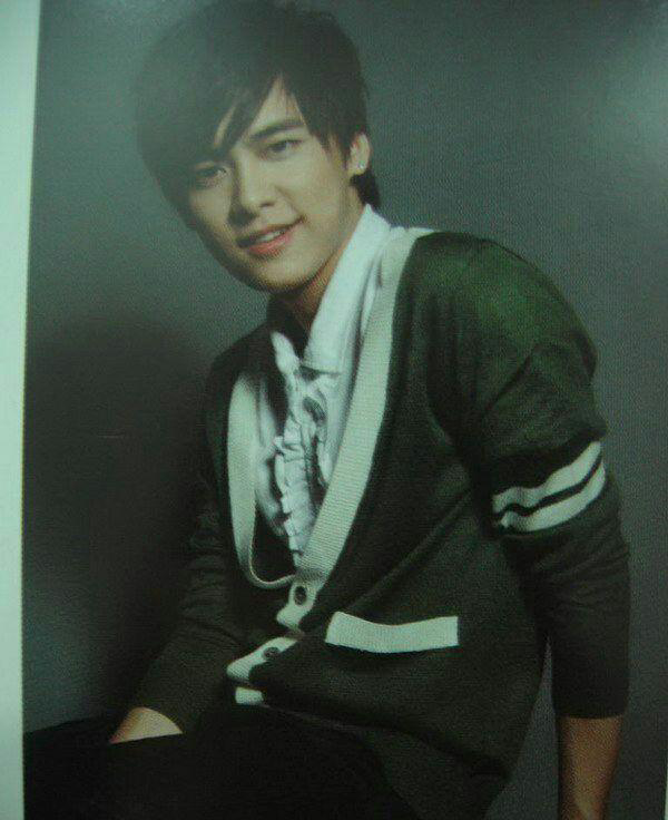 从李易峰由小到大的照片看起来他是天然的美男子没有整容