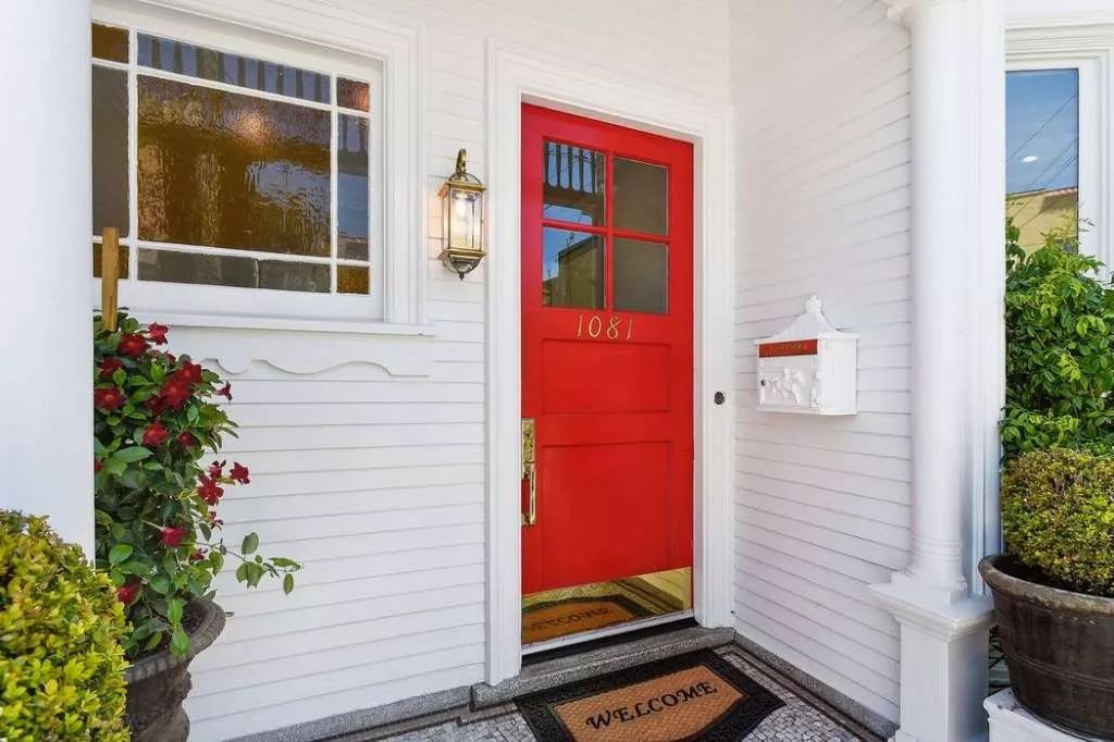 "来看房的人都很喜欢它的装修及外观,白墙红门,让人觉得仿佛置身伦敦