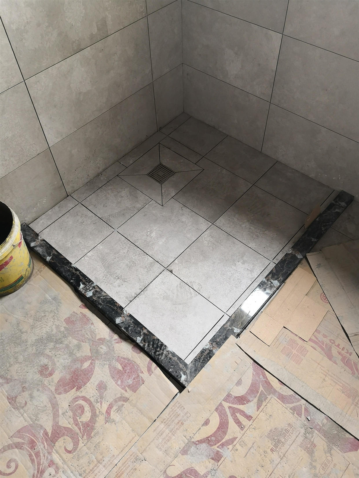 检验地漏的唯一标准是在瓷砖贴完以后从卫生间的门口往里倒水,看看水