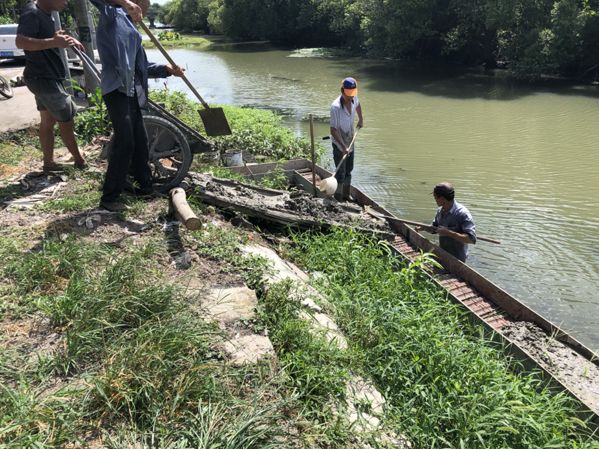 【练市镇】严家圩村河道保洁员辛勤劳作,认真负责,将打捞物中的白色