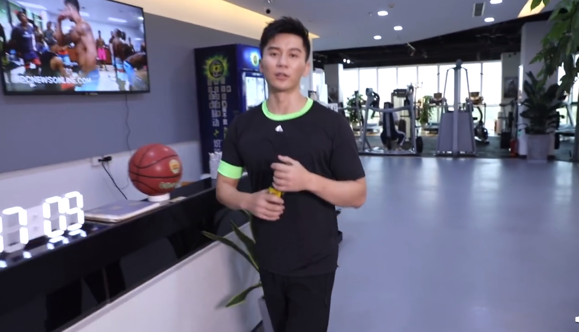 原创李晨懒理范冰冰生子绯闻分享健身经验肌肉明显帅出新高度