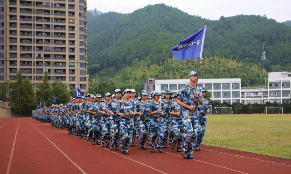 用硬核军训体验开启硬核高中生涯记丽水中学2019级高一新生军训体验