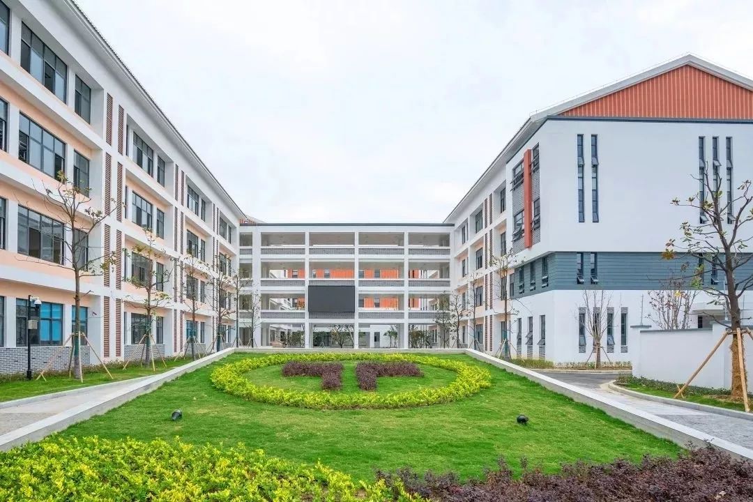 吴淞江实验小学及附属锦湖幼儿园地址:向湖路南侧,访湖路东侧南师附属