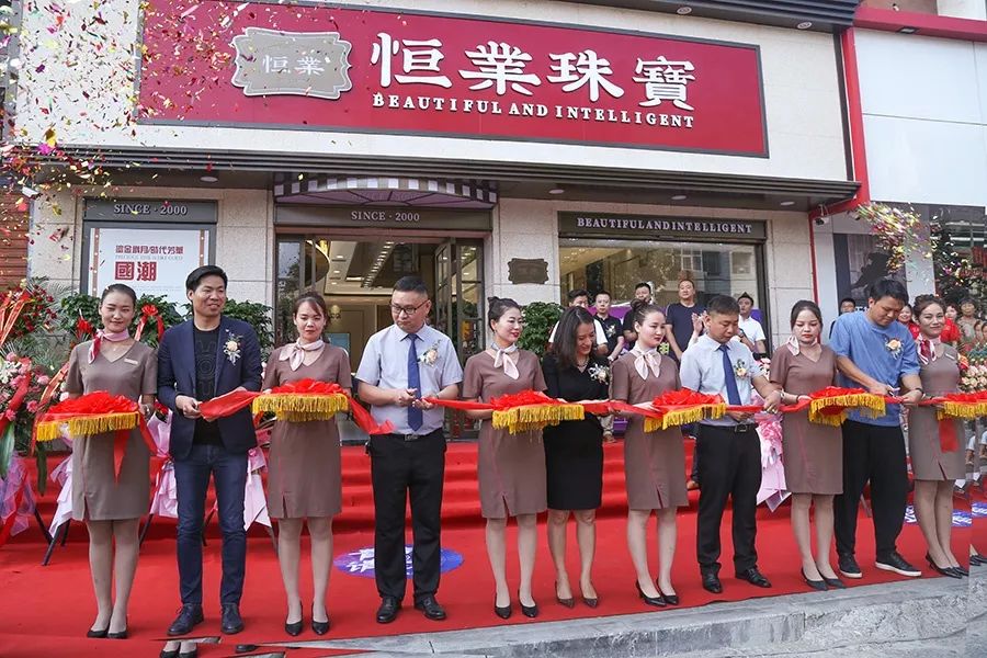 金大福开业店庆剪彩金大福选址在德银一楼,店庆开始,舞狮表演,热烈的