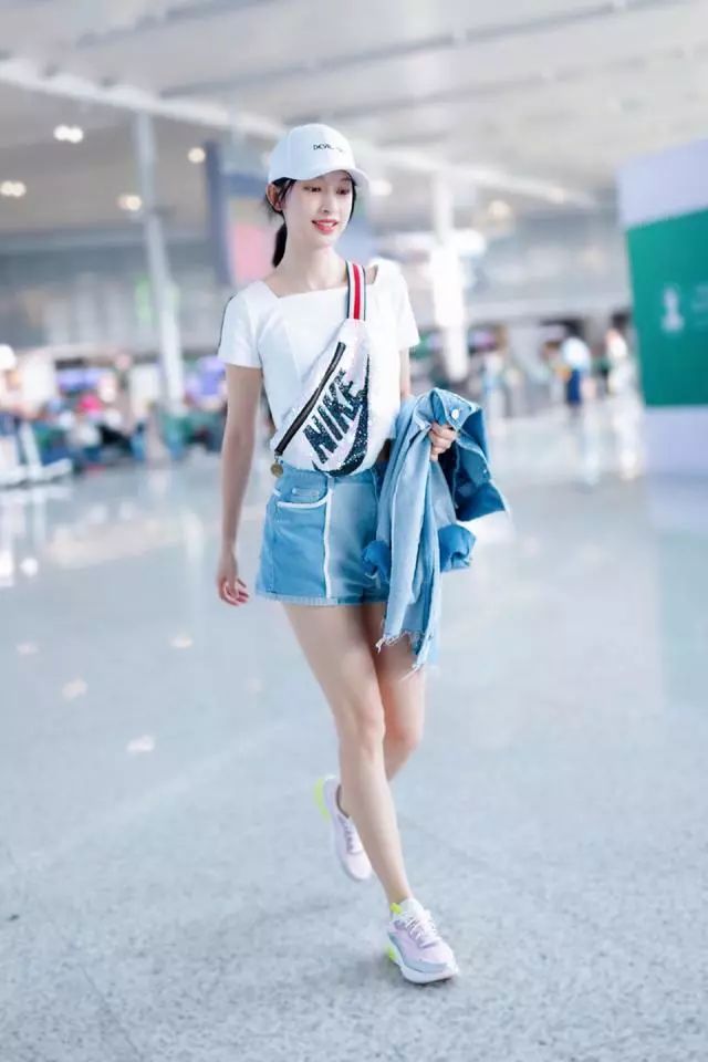 穿超短裤配粉色运动鞋,这腿细长直都像筷子了