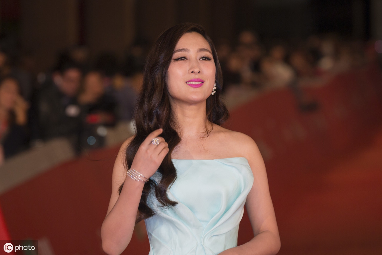 女演员马苏,黑白朋克风亮相红毯,很小女人