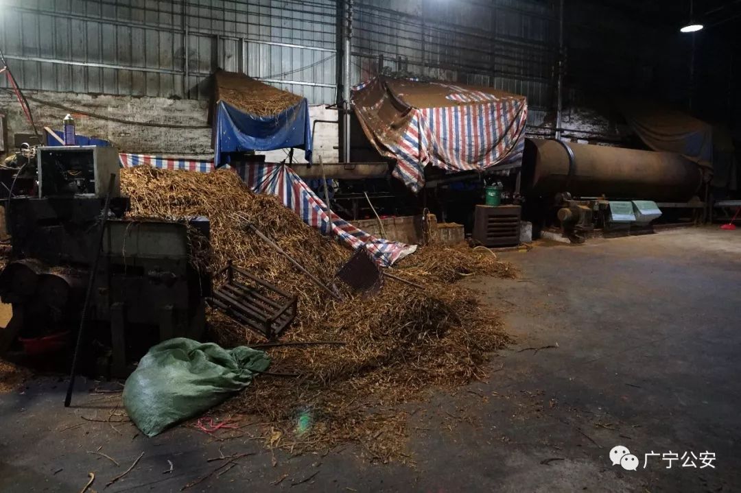 凌晨,肇庆两个非法制造假烟窝点被端!涉案价值约达4000多万元.