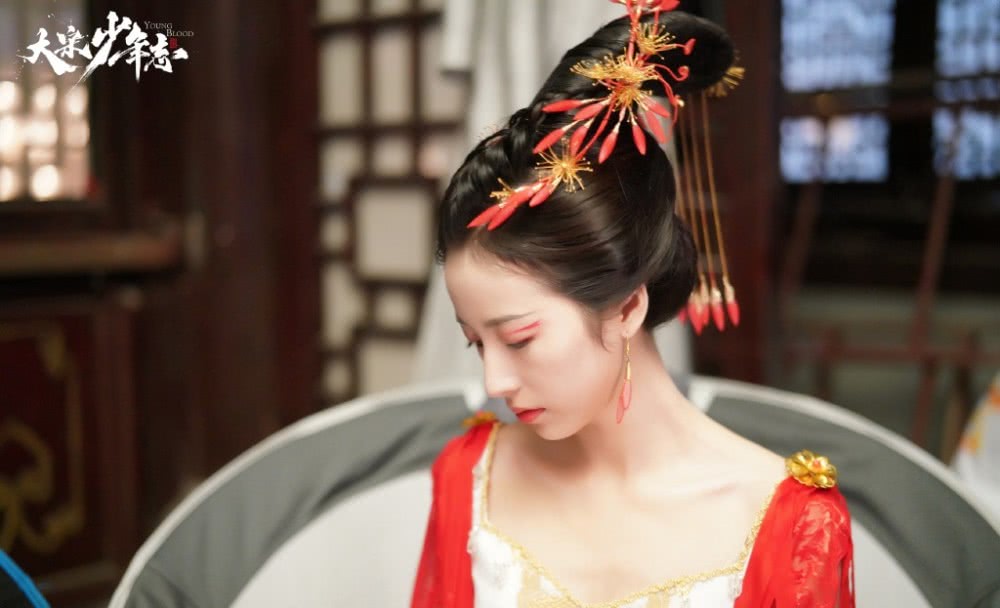 周雨彤一羽红衣嫣然眉目含情望春山