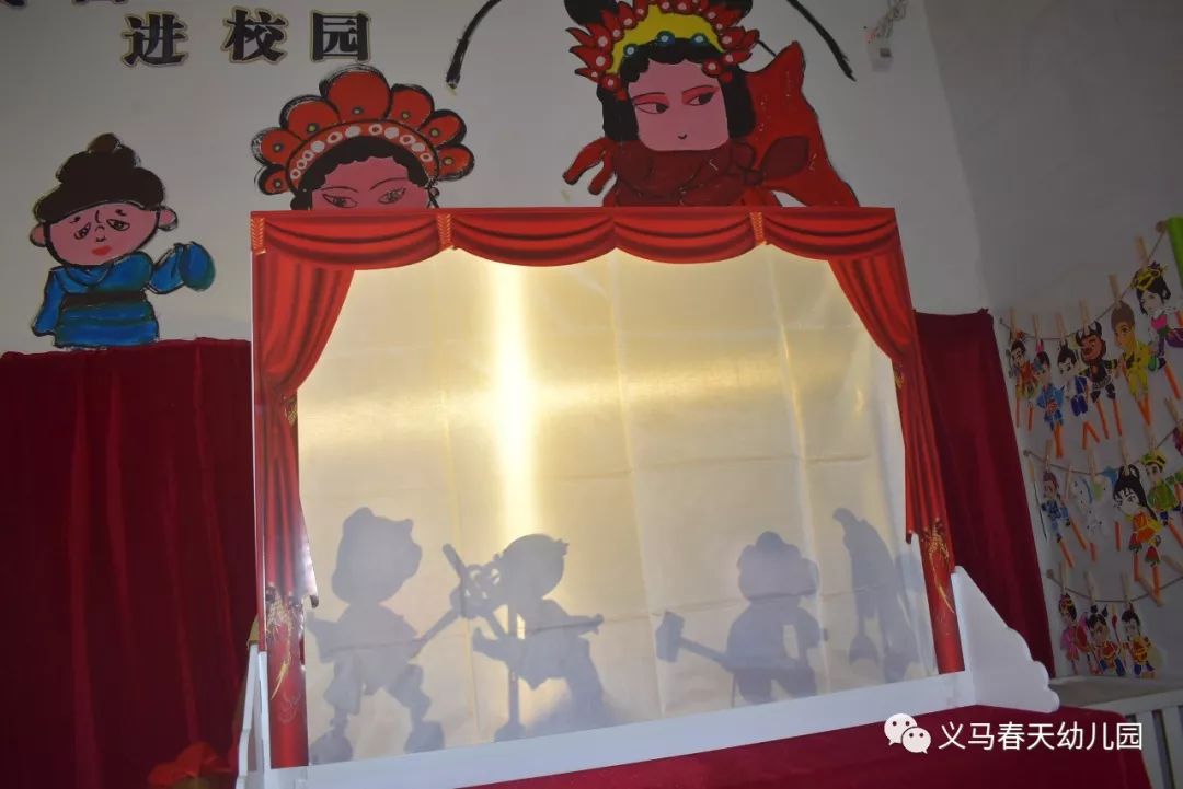让更多的孩子感受到戏曲的独特魅力,老师们精心设置了  戏剧小舞台>>