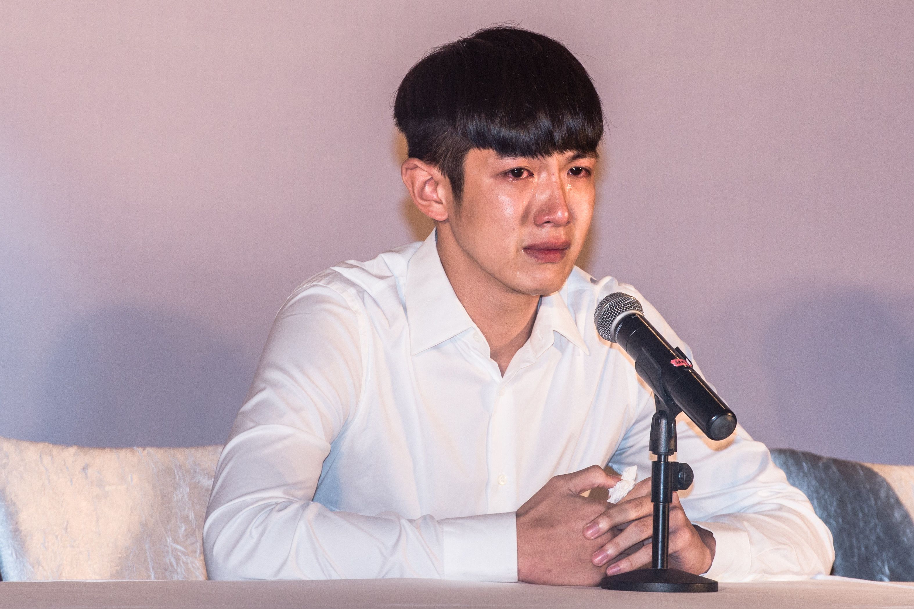 柯震东深夜开超跑约两美女被拍车内玩亲亲疑告别单身