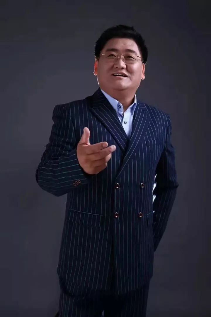 忠于你我的国《草原相思曲》是由姜仁波作词,赵天华作曲,刘洺君演唱.