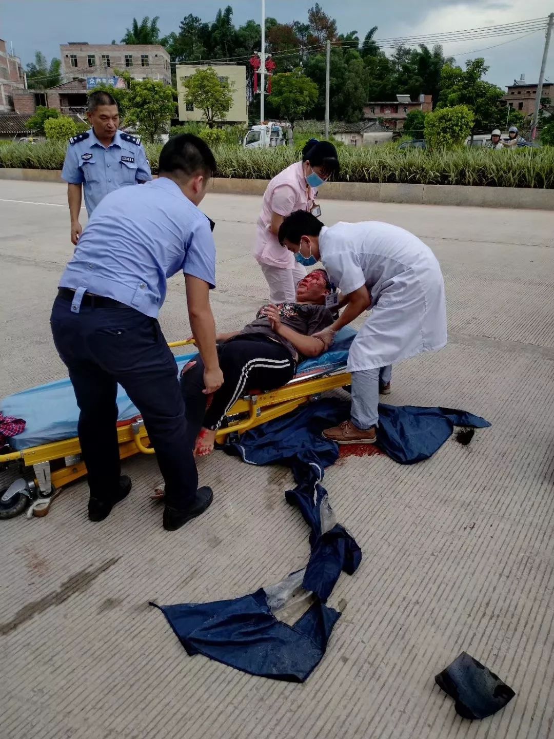 梅州一女子摔的满头是血!民警跪趴救人