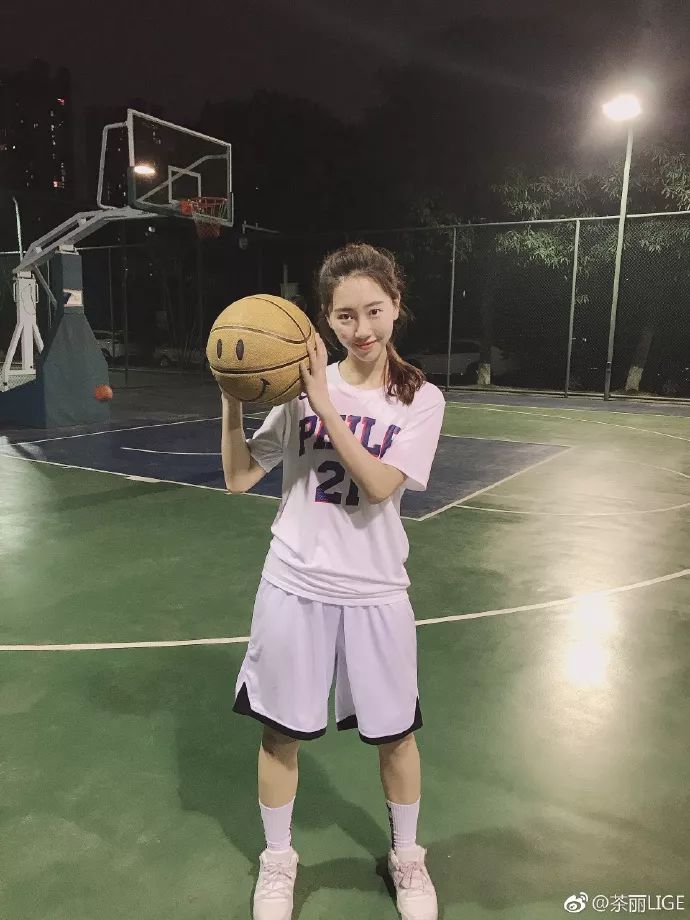 女神在球场做出这个动作,我就知道我打不过她._篮球