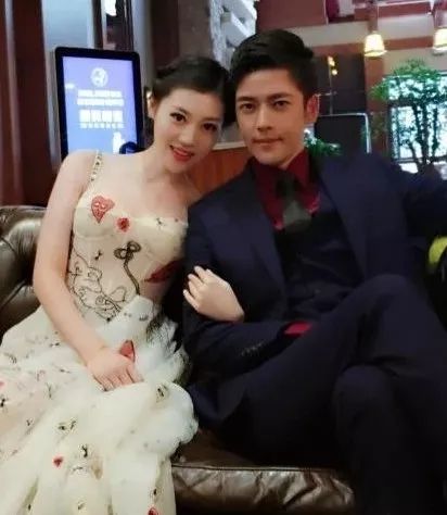 《青春对决》剧照张洢萌在与高占全导演的交谈中,表达了自己对于演员