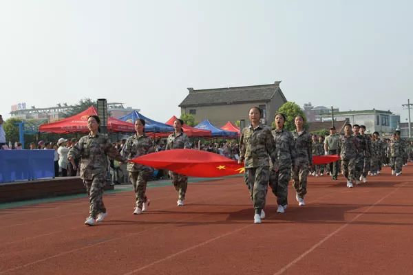 南莫中学2019级高一新生军训闭营仪式成功举行