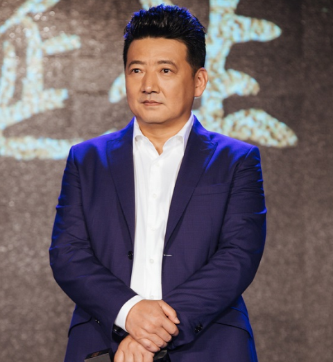 他出道一直不温不火曾和徐峥合作过和黄磊出演小欢喜火了