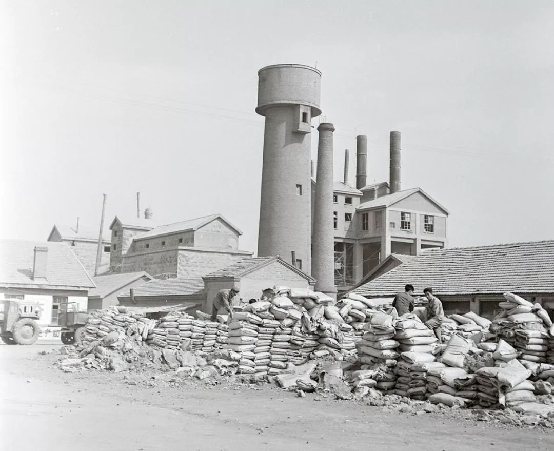 几十年前,赤峰也有过这么多牛哄哄的工厂,不忘过去,今朝更好!