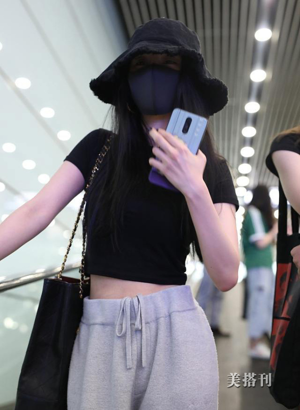 这小细腰谁能比?33岁杨幂机场秀蛮腰瘦到认不出,裤带系紧撑不满