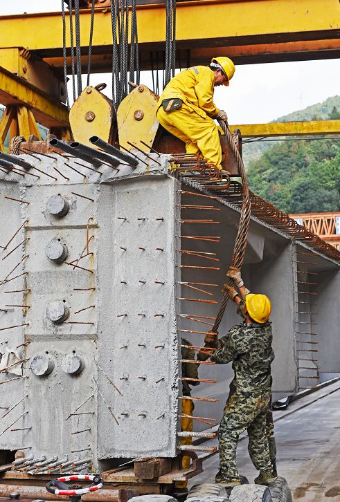 "伴随现场口号指令,历经一个多小时的喂梁,拖梁,捆梁,吊梁,横移等多道