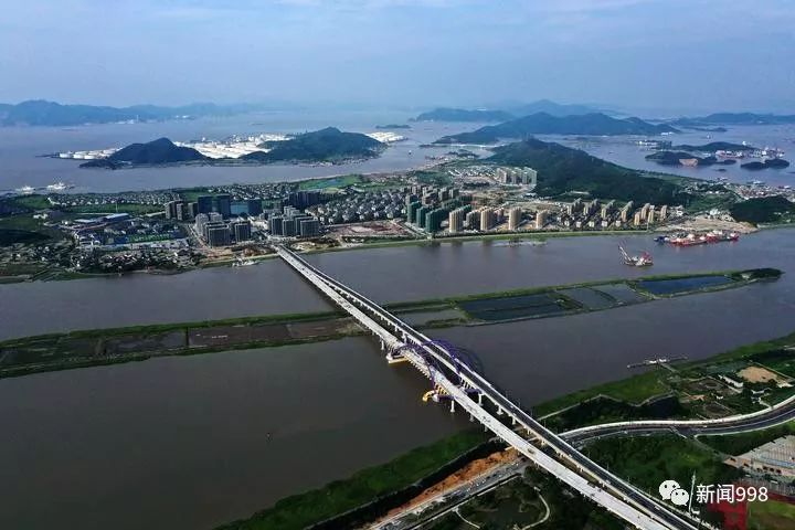鸟瞰改造工程中的舟山新城大桥,已如一条白丝带贯穿于新城与长峙岛