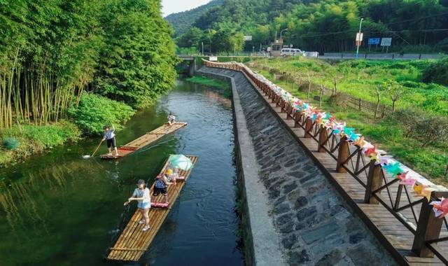 蓮增村位於柯橋區夏履鎮東南,村莊地處山間河谷地帶,四周環山,兩個