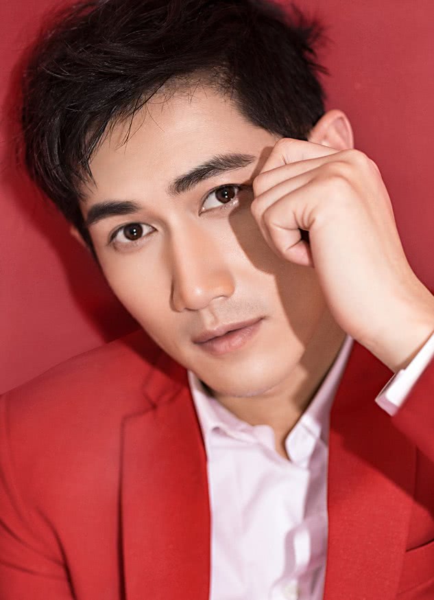 何明翰曝光美照红衣尽显轻熟男魅力