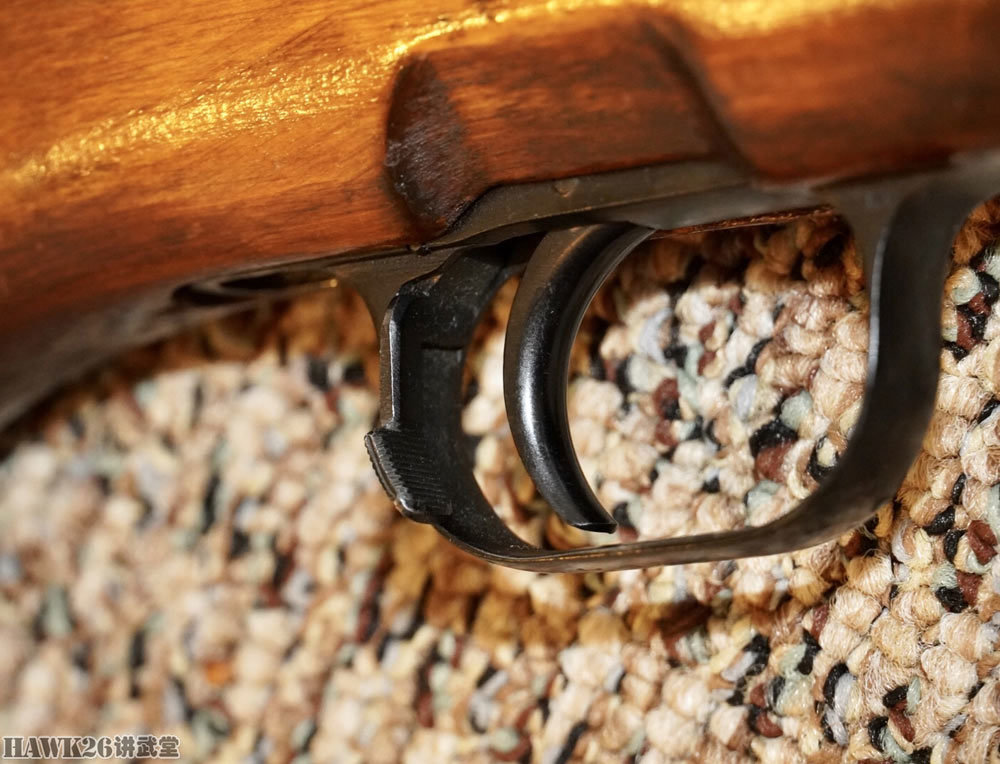 sks半自动步枪的扳机形状非常漂亮,手感很好,扳机护圈后部右侧有一个