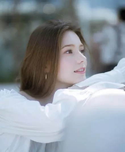 被网友称为现代奥黛丽赫本的美女竟然是浙大毕业!现在在杭州_秦妃