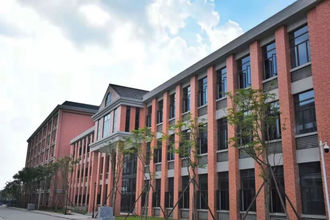 黄冈中学新兴学校即将举办落成庆典自带室内游泳池环境设备与众不同
