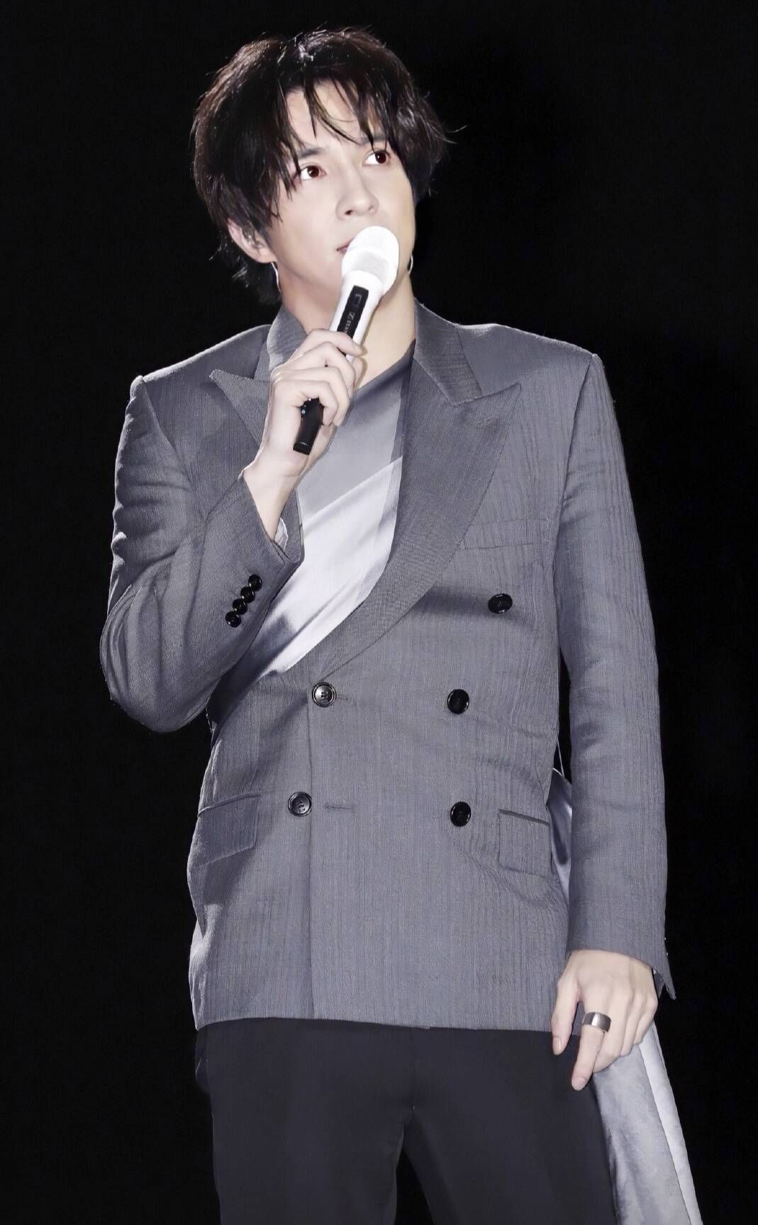 薛之谦华歌榜获得三大奖项有谁注意到他每次领奖时必说这句话