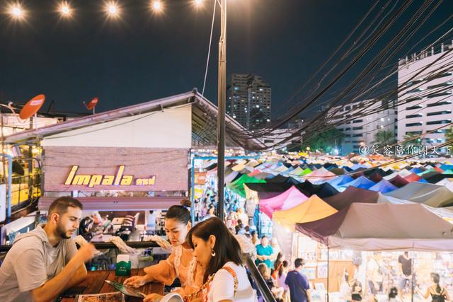 泰国网红夜市帐篷红黄蓝绿真好看网友这不是西双版纳夜市么