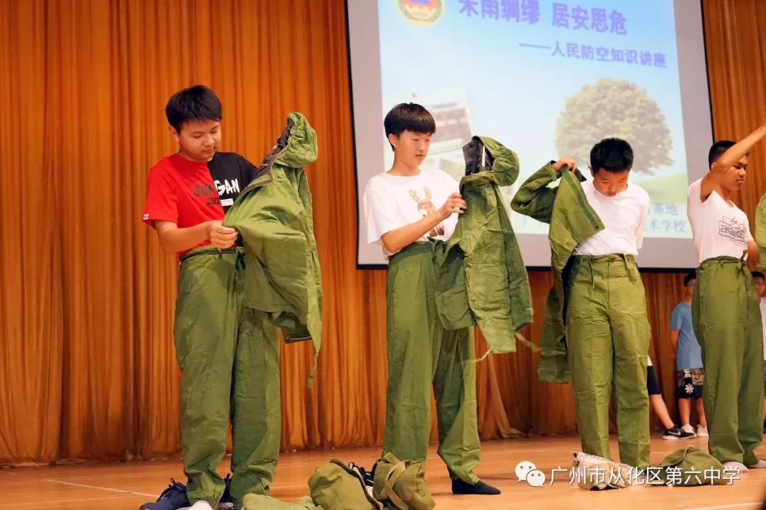 头带面罩,穿防护服,匍匐前进,仿佛身临防毒防烟第一线,安全避险,六中