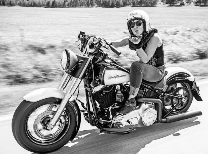 又一位追逐速度与激情的车手离开了火箭女神杰西库布斯