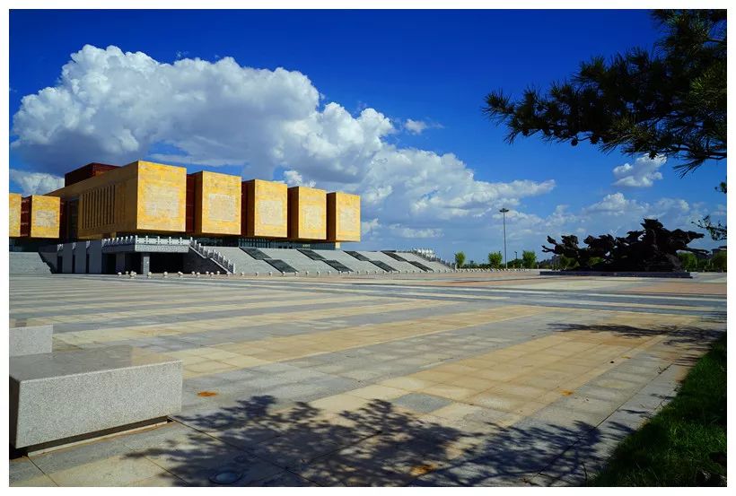 微信公众号:yjhlqyjy (伊金霍洛大剧院)地 址:伊旗阿镇母亲公园西侧