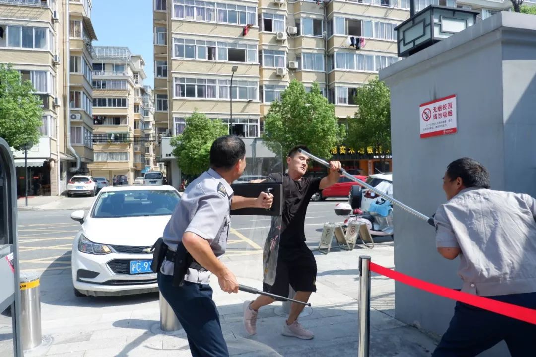 护校安园进行时歹徒驾车闯校园谁来挡