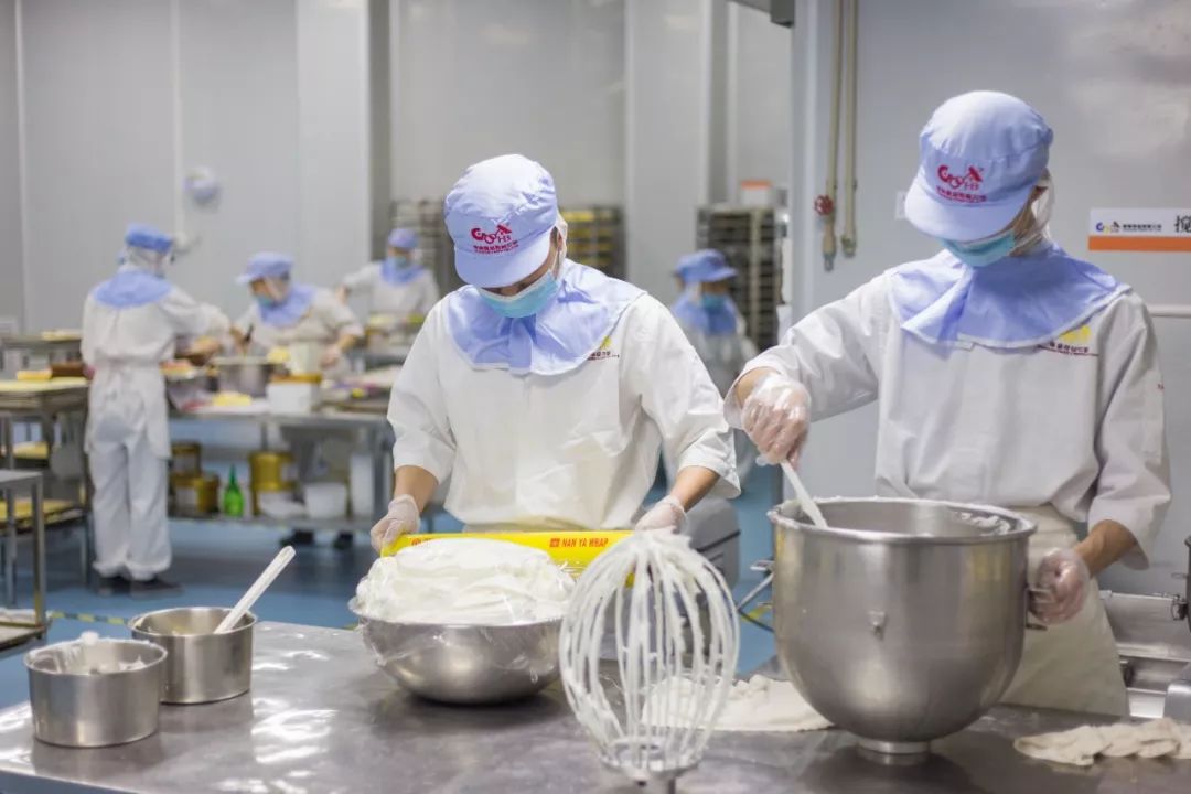 8万平方米的月饼工厂,全透明的生产过程,面点师傅们全程穿着防菌服