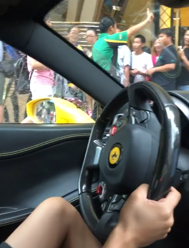 就像开个豪车出门,别人看你的眼神什么样的都有,而你开个普通的车出门