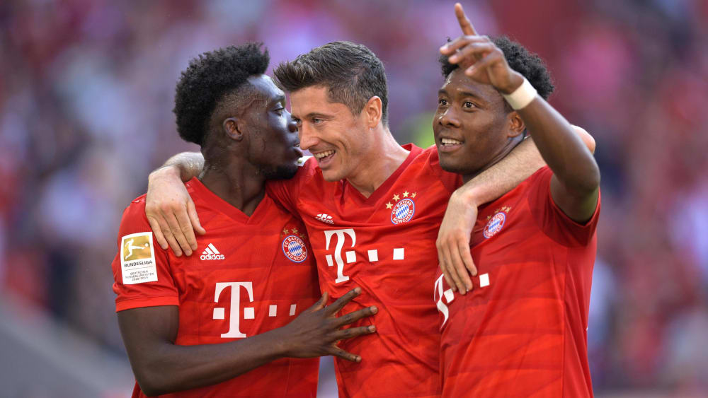 高清图:莱万破门左拥右抱 新援复制世界杯神作