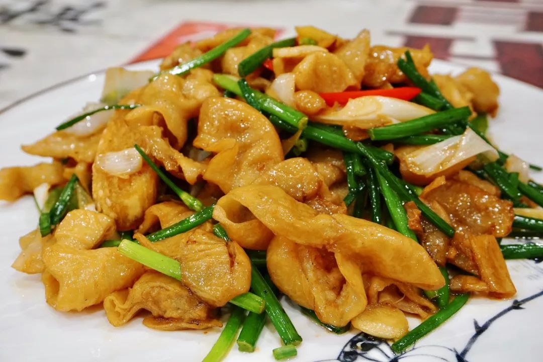 常吃的光饼在这里工序十分与众不同,两次过油,一次煸炒,口感十分独特.