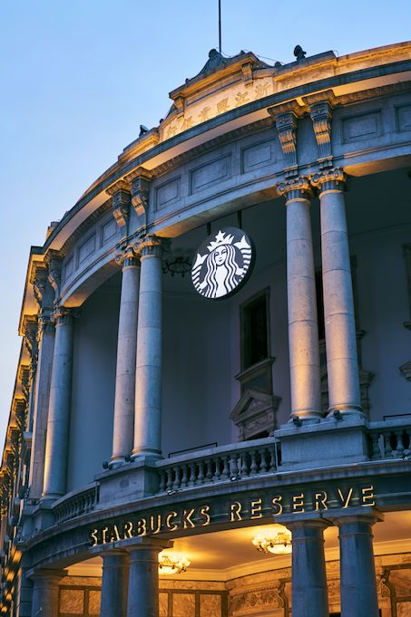 星巴克臻选天津恒隆广场旗舰店位于天津和平路139号,与滨江道交汇处的