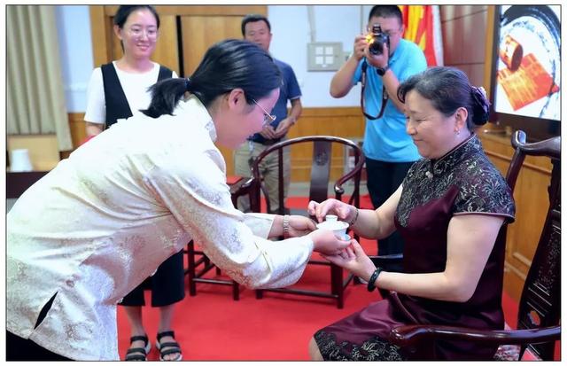 直击现场93滨州市中医医院举办第五次骨干医师拜师仪式