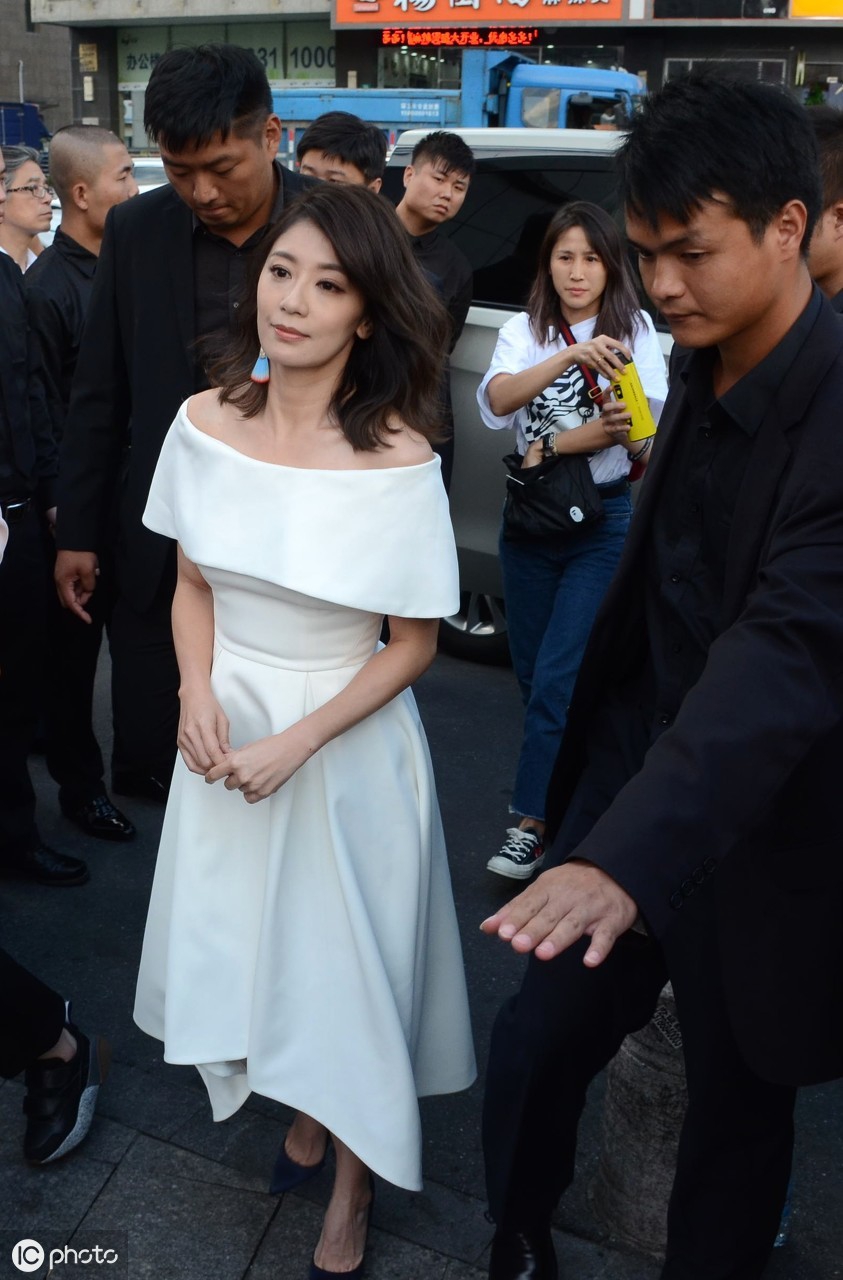 秀锁骨的贾静雯,玫红色西装很提气