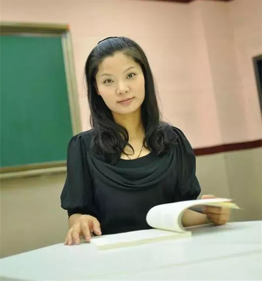 中学一级教师,西安外国语大学英语专业,从事教育教学工作14年,有着