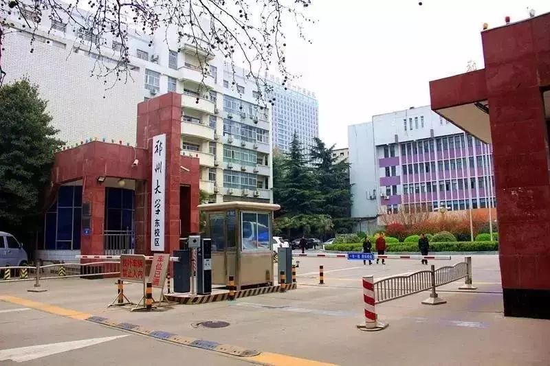 从南向北依次为荷园一餐厅荷园二餐厅