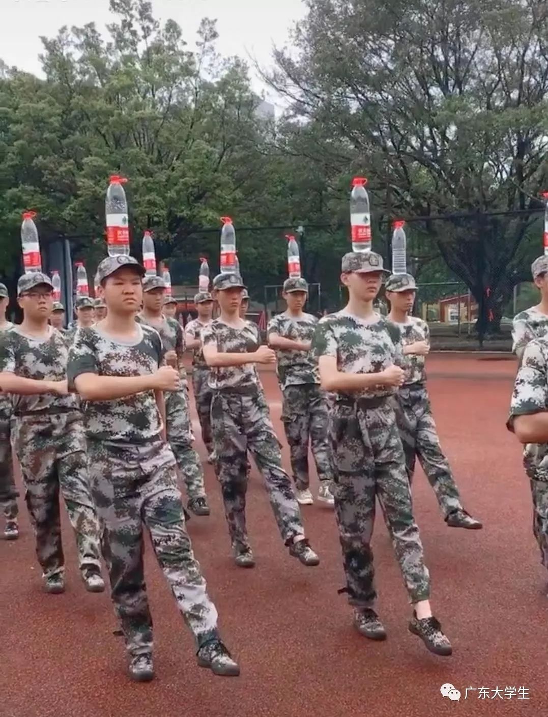 颤抖吧广东高校新生军训头顶水瓶风雨无阻