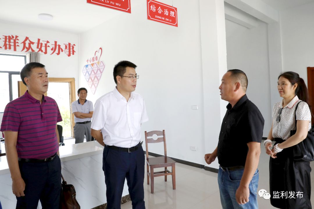 8月30日,县委副书记,县长韩旭深入红城乡洪水桥村,督办脱贫攻坚工作