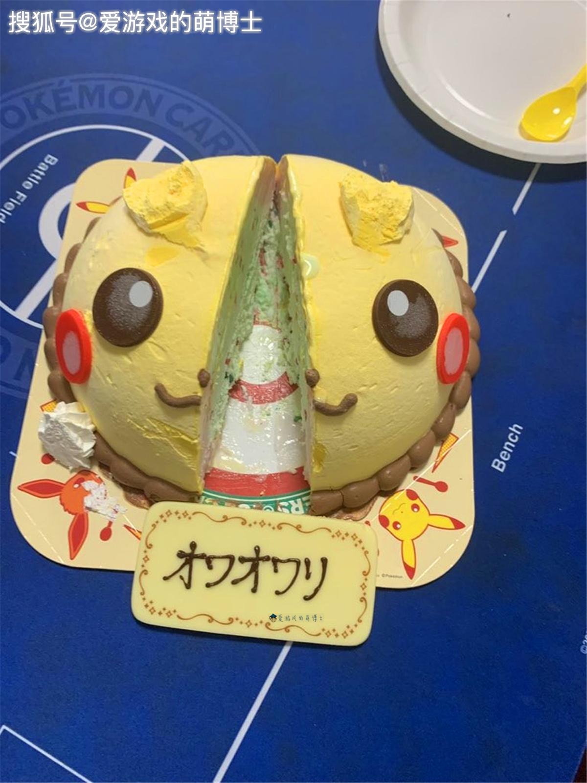 宝可梦伊布蛋糕太可爱被妈妈切开后小男孩崩溃大哭