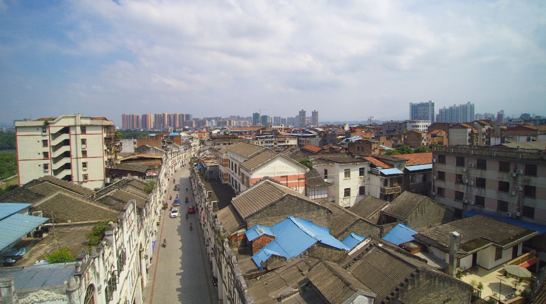 广西百色解放街位于百色城东南的澄碧河边,成街于清乾隆年间,至今已有